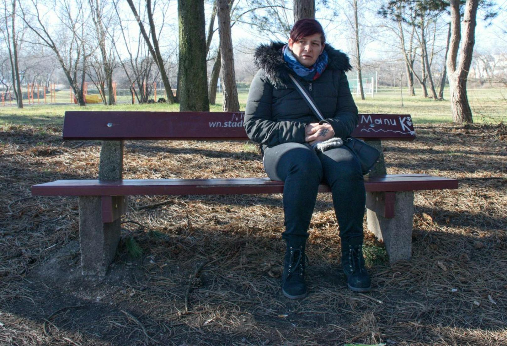 Sitzt traurig auf der Bank im Wodica-Park: Mutter der toten Manuela K.