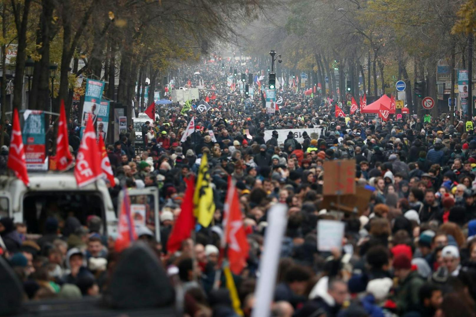 800.000 Menschen gingen am Donnerstag in Frankreich auf die Straße. In Paris kam es zu Ausschreitungen.