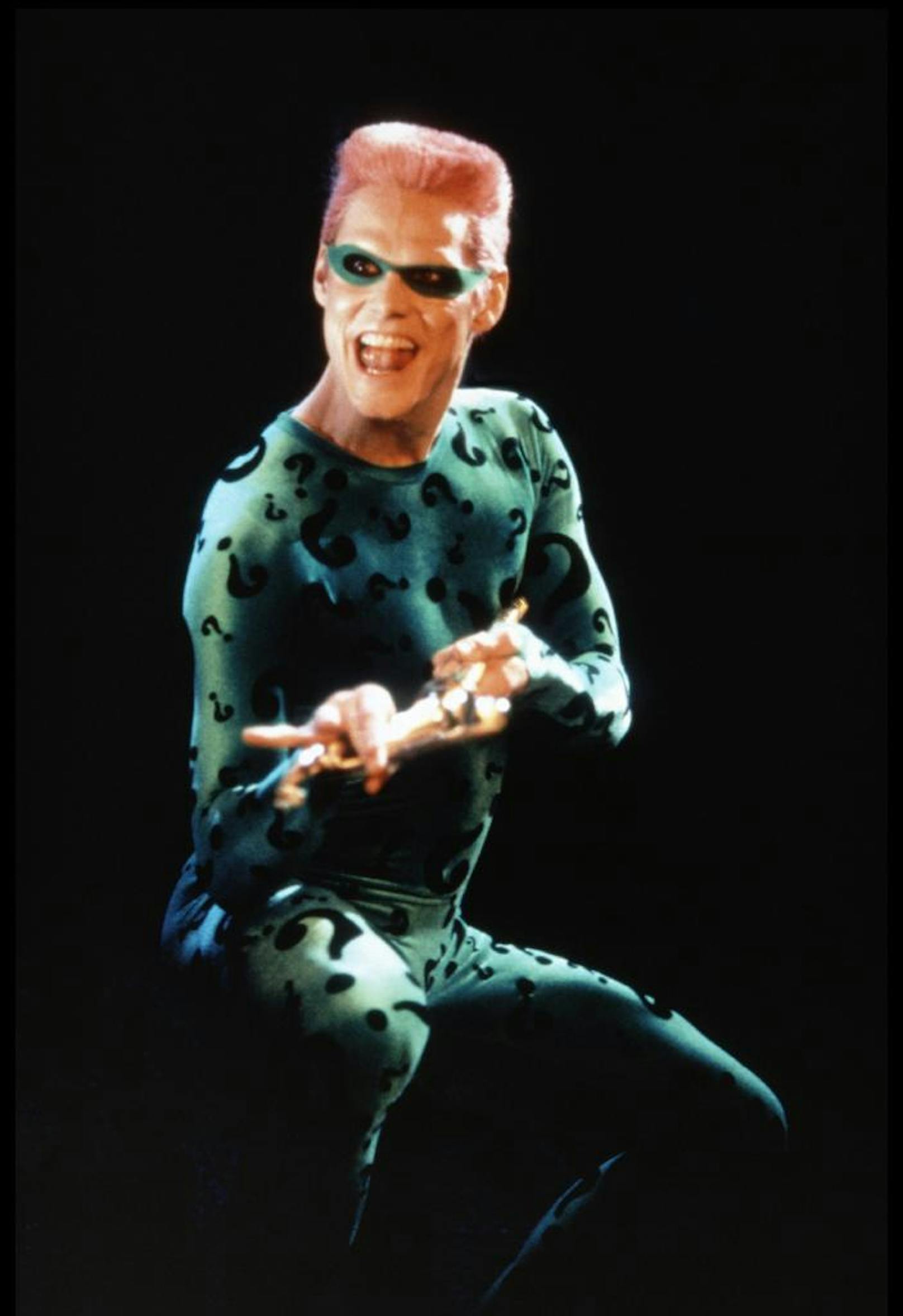 Als leicht übersehbare Randerscheinung hat auch der Riddler (hier Jim Carrey in der Rolle - "Batman Forever", 1995) einen Mini-Auftritt in "Joker".