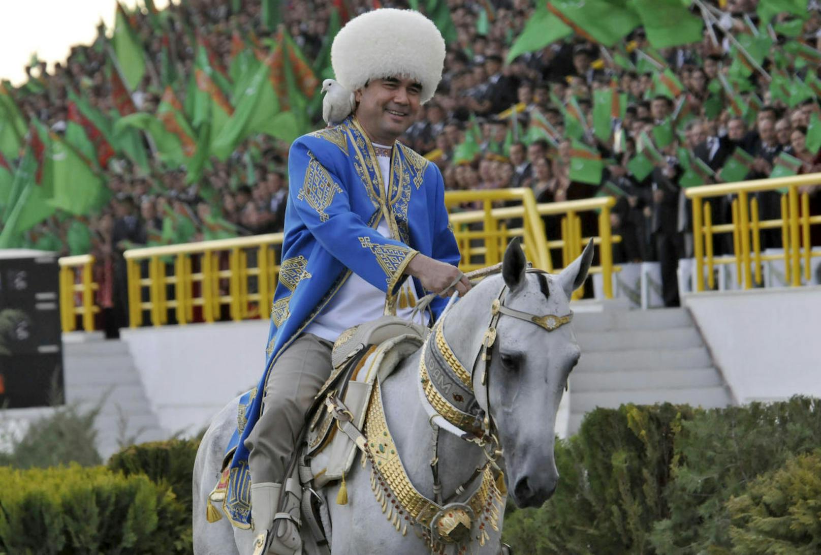 Gurbanguli Berdymuhamedov präsentiert sich gern in der nomadischen Tradition der Turkmenen. Besonders gern auf dem Rücken eines Pferdes. Er hat sogar Gedichte für seine Pferde geschrieben.