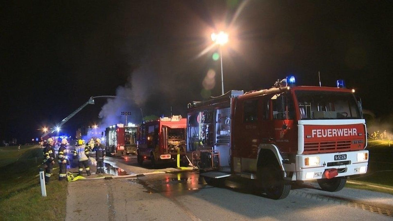 Am 21. Oktober gegen 22:23 Uhr ging bei der Bereichsfeuerwehrzentrale Liezen der Notruf ein. In einer Großbäckerei in Haus im Ennstal war Feuer ausgebrochen. Trotz des Großeinsatzes der Feuerwehren brannte der Betrieb nieder.