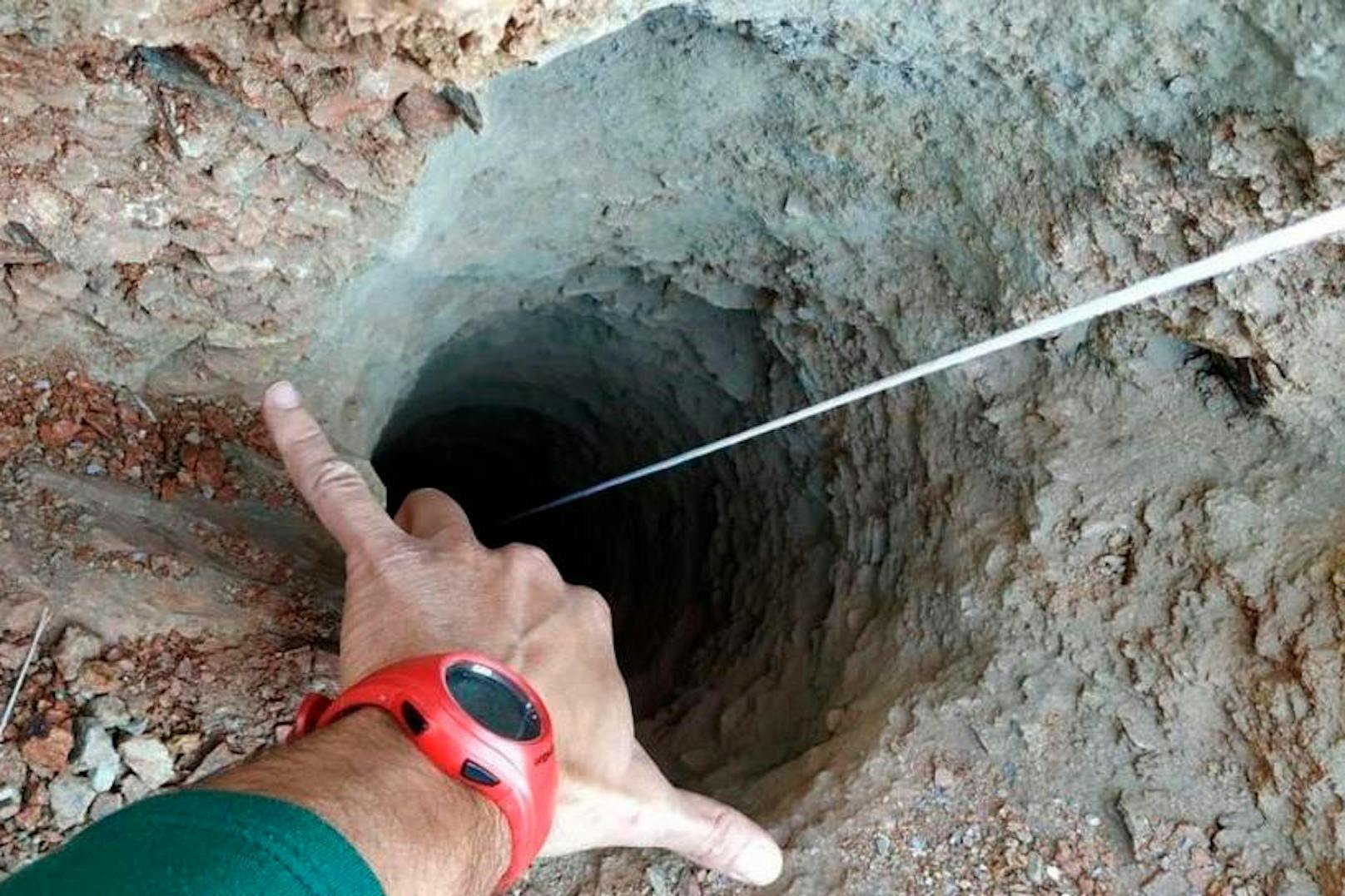 <b>25 Zentimeter Durchmesser, 110 Meter tief:</b> Das ist das Loch in dem der kleine Julen (2) seit Sonntag gefangen ist.