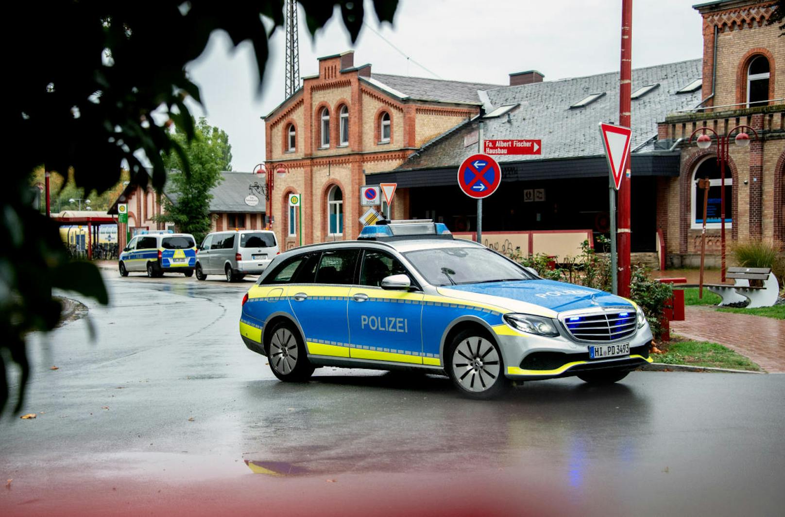 Beim Bahnhof Elze hätte die Polizei den Flüchtigen am Vormittag des 27. September beinahe geschnappt. Er schlug jedoch die Scheibe eines Zugs ein und entkam.