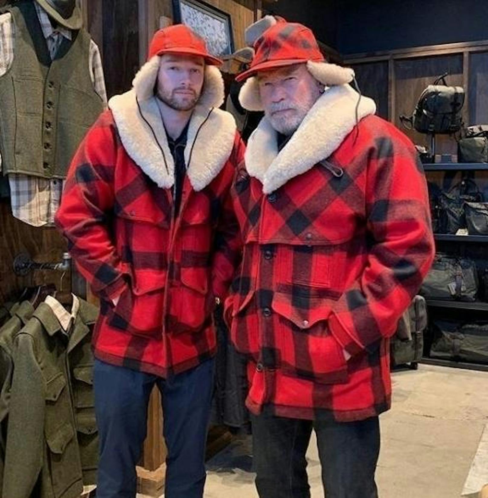 04.03.2019: "Das passiert, wenn Patrick und ich gemeinsam einkaufen gehen", schreibt Arnold Schwarzenegger zu diesem Schnappschuss, der ihn und seinen Sohn in identischen Winter-Outfits zeigt.