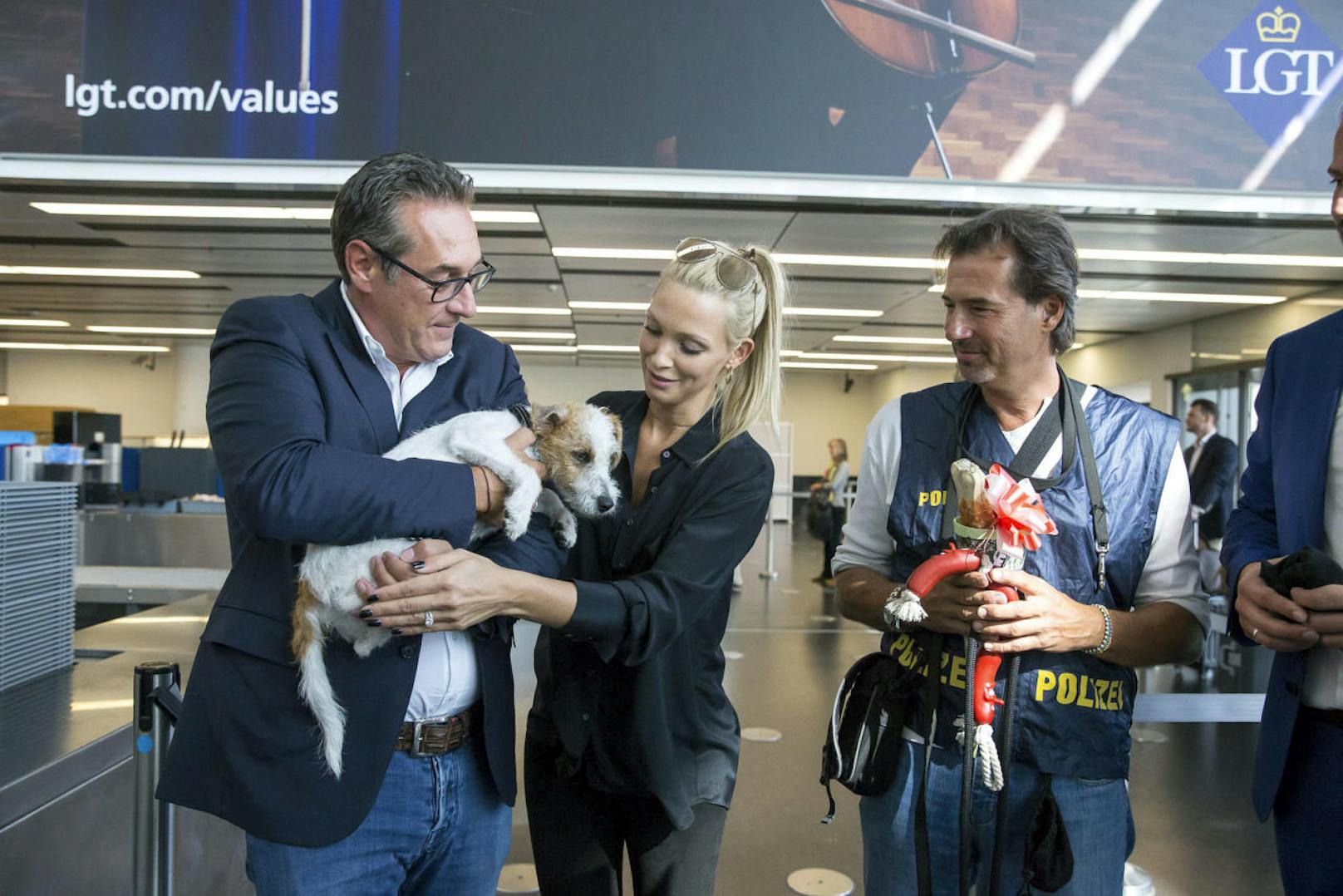Philippa und Heinz-Christian Strache lernen einen jungen Drogenhund am Flughafen Wien kennen.