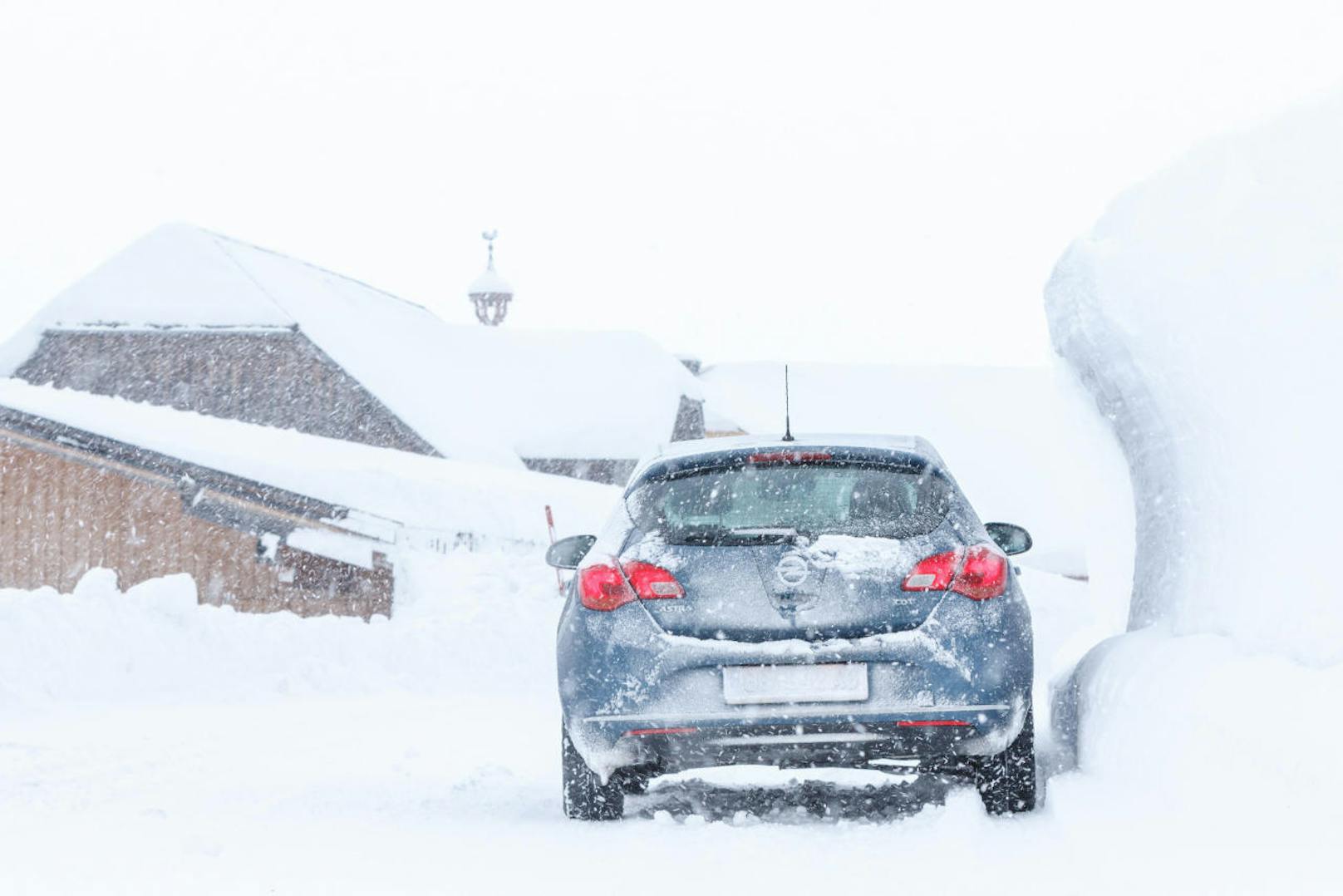 In der Steiermark sorgt heftiger Schneefall für Behinderungen im Straßenverkehr. Im Bild die Situation in Schladming.