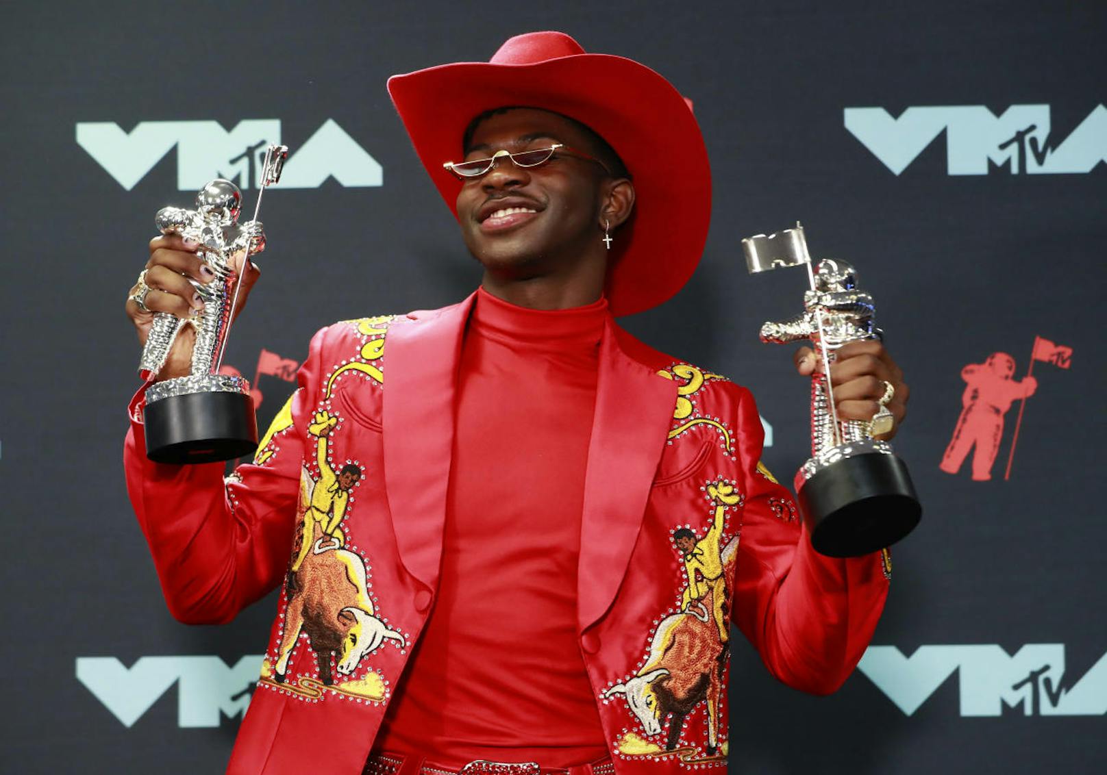 "Old Town Road (Remix)" dominierte 2019 über mehrere Monate hinweg weltweit die Charts. Und machte den Rapper Lil Nas X berühmt: Für seinen Song mit Country-Legende Billy Ray Cyrus (58) wurde der 20-Jährige unter anderem mit dem MTV Video Music Award für "Song of the Year" ausgezeichnet.