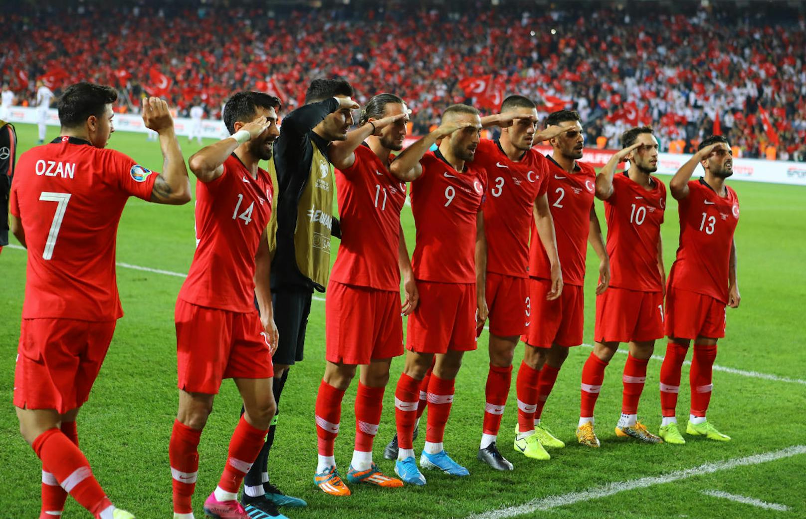Beim 1:0-Erfolg in der EM-Qualifikation gegen Albanien setzten die türkischen Teamspieler ein mehr als umstrittenes Zeichen. Der Treffer von Cenk Tosun wurde in der 90. Minute mit einem Salut in Richtung der türkischen Truppen in Nordsyrien gefeiert. Der Aufschrei war groß. 