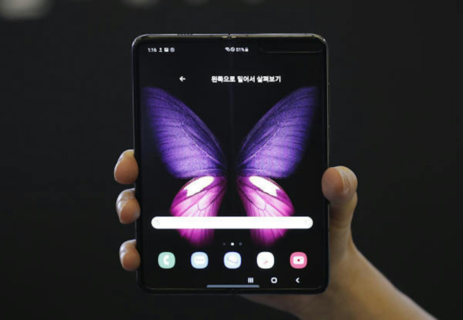 So sieht das Galaxy Fold übrigens aus, wenn es ganz ist. Samsung hatte das Gerät Anfang 2018 auf den Markt gebracht, zog dann aber die Notbremse, da Probleme mit dem Display auftraten. Diese sollen nun gelöst sein, weshalb das Gerät bald verkauft wird.