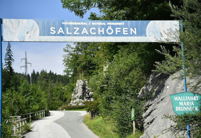 Seither werden zwei Personen vermisst. Die Einsatzkräfte befürchten das Schlimmste, gehen davon aus, dass die beiden ums Leben gekommen sind.