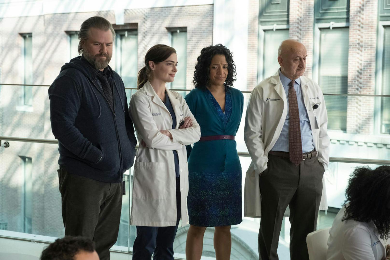  (v.li.): Tyler Labine (Dr. Iggy Frome), Janet Montgomery (Dr. Laura Bloom), Zabryna Guevera (Dora Williams), Anupam Kher (Dr. Anil Kapoor).