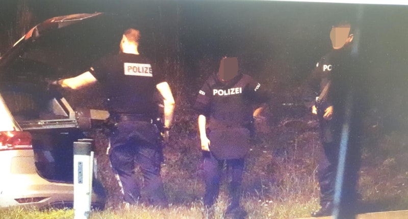 Auf der A2 kam es dann auch in der Nacht zu einem Verkehrsunfall, bei der der mutmaßliche Täter involviert sein dürfte. Die Ermittlungen der Polizei laufen auf Hochtouren.