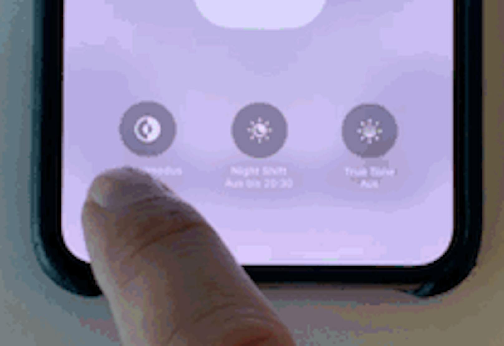Dunkel ist das neue hell: iPhone und iPad erhalten mit iOS 13 einen sogenannten <b>Dark Mode</b>. So strahlt der Bildschirm in der Nacht nicht wie ein Stern. Das schont die Augen. Er lässt sich automatisieren oder einfach über das Kontrollzentrum an- und ausschalten.