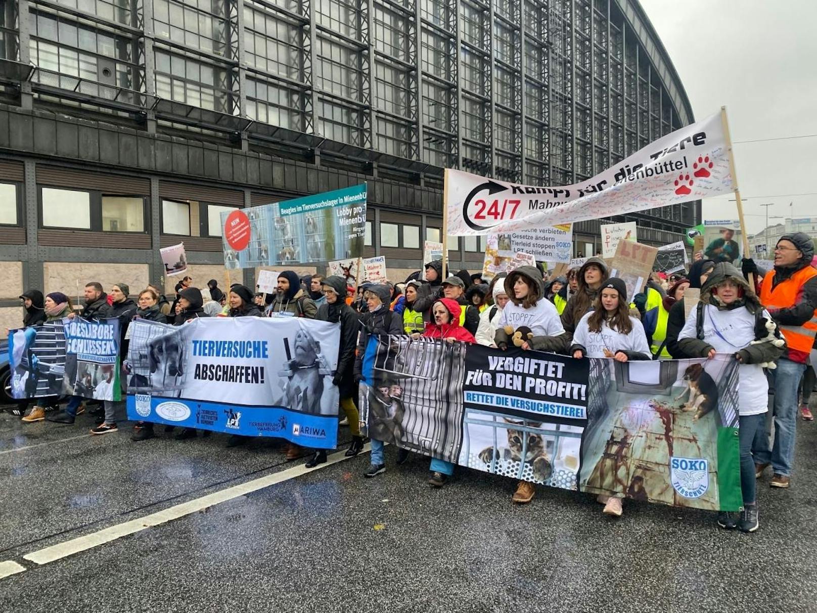 Kostümiert und mit Plakaten gingen rund 15.000 Menschen auf die Straße, um gegen Tierversuche zu demonstrieren.