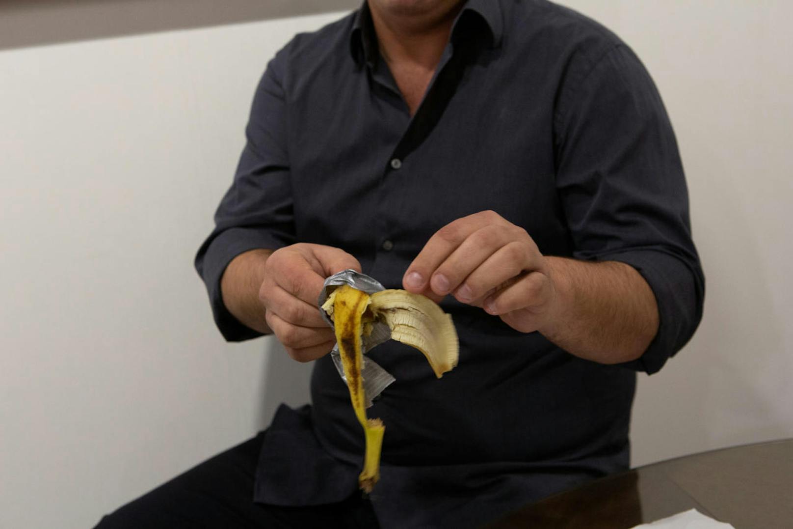 Auch die Überreste der Banane sind ein Foto wert. David Datunas Aktion wurde von zahlreichen erstaunten Besuchern mitverfolgt.