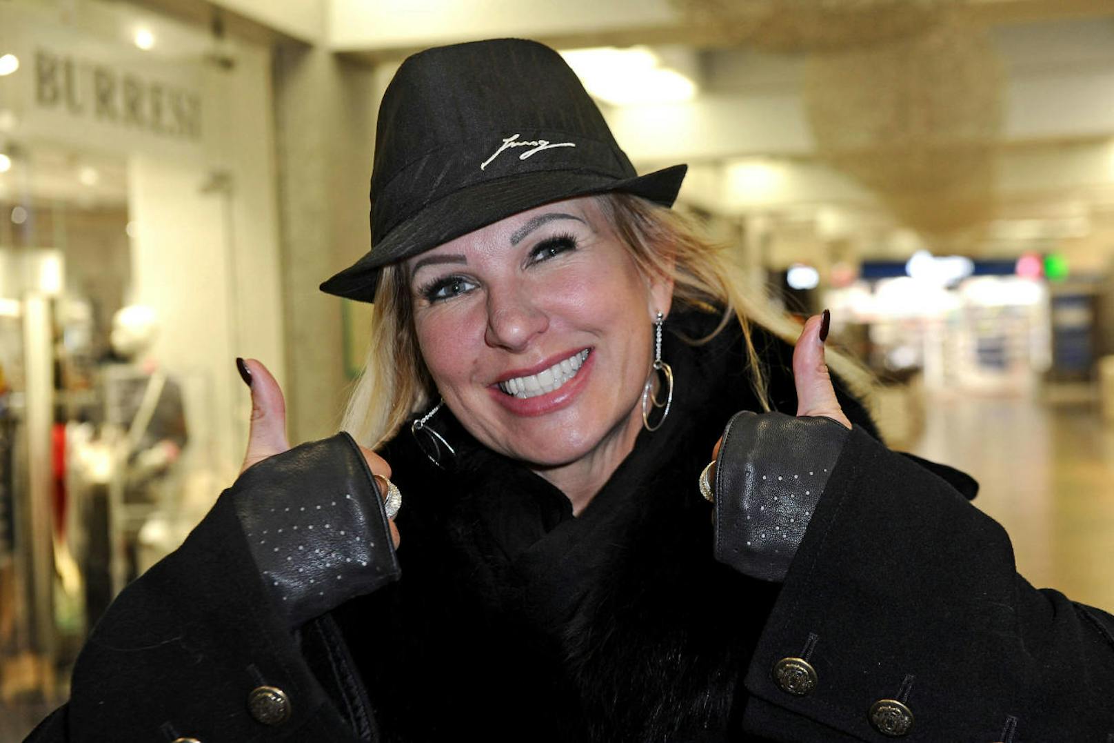 Eine strahlende Claudia Norberg am 28.1.2020 am Flughafen Frankfurt bei der Rückkehr aus dem Dschungelcamp