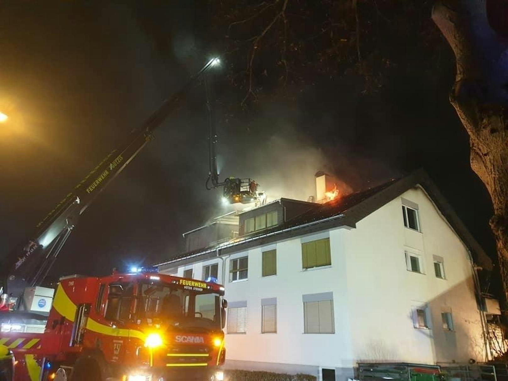 Dachstuhlbrand in Feldkirch sorgte für Großeinsatz der Feuerwehr (17. Dezember 2019)