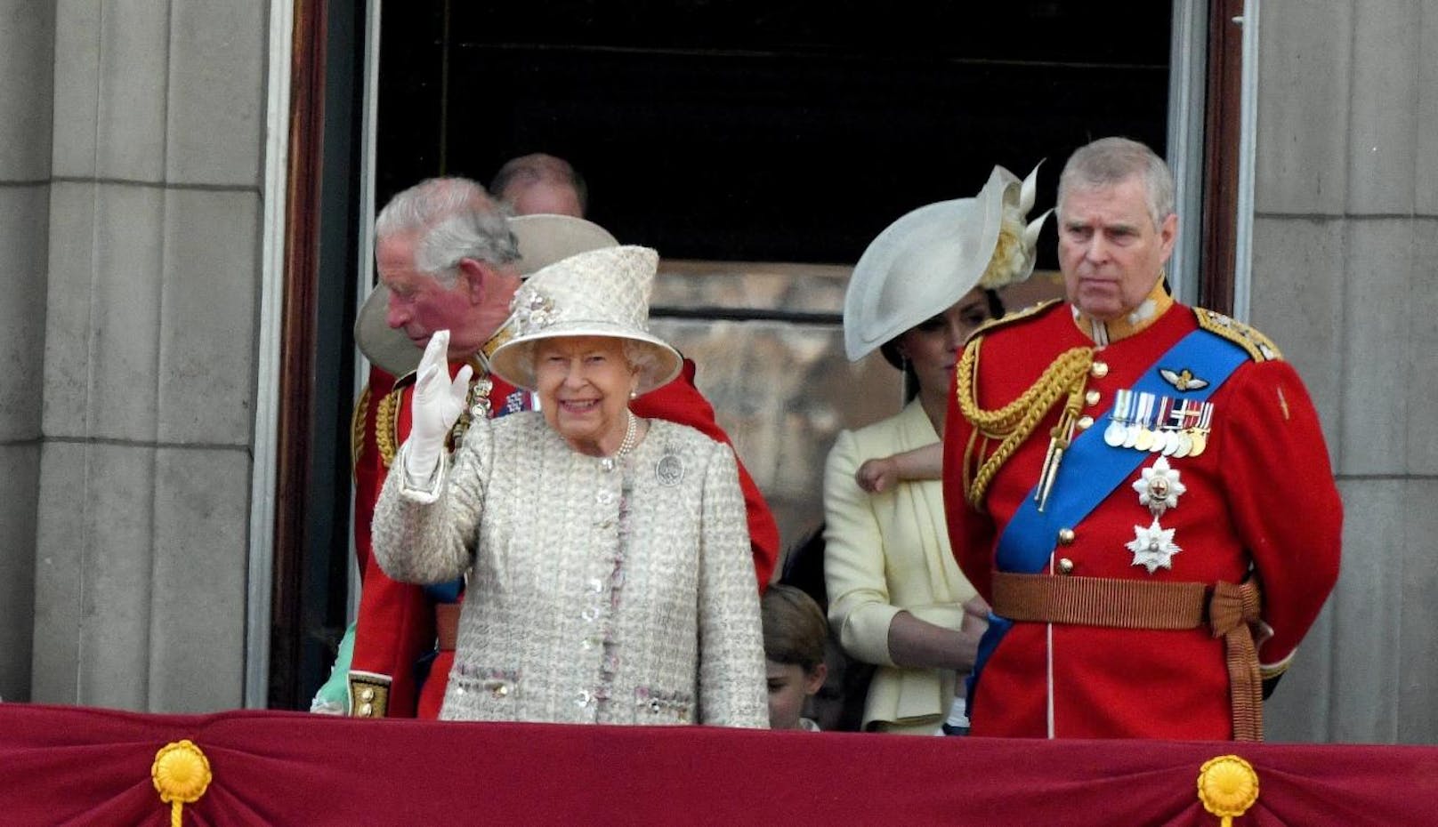 Prince Andrew legte am 20.11.2019 nach einem desaströsen Interview alle seine Ämter zurück. Am 21. kommt heraus: Seine Mama, die Queen hat ihn persönlich gefeuert. Sowas gab's noch nie. <a href="https://www.heute.at/s/prinz-andrew-queen-roylas-kundigung-rauswurf-48313950">Alle Infos HIER</a>