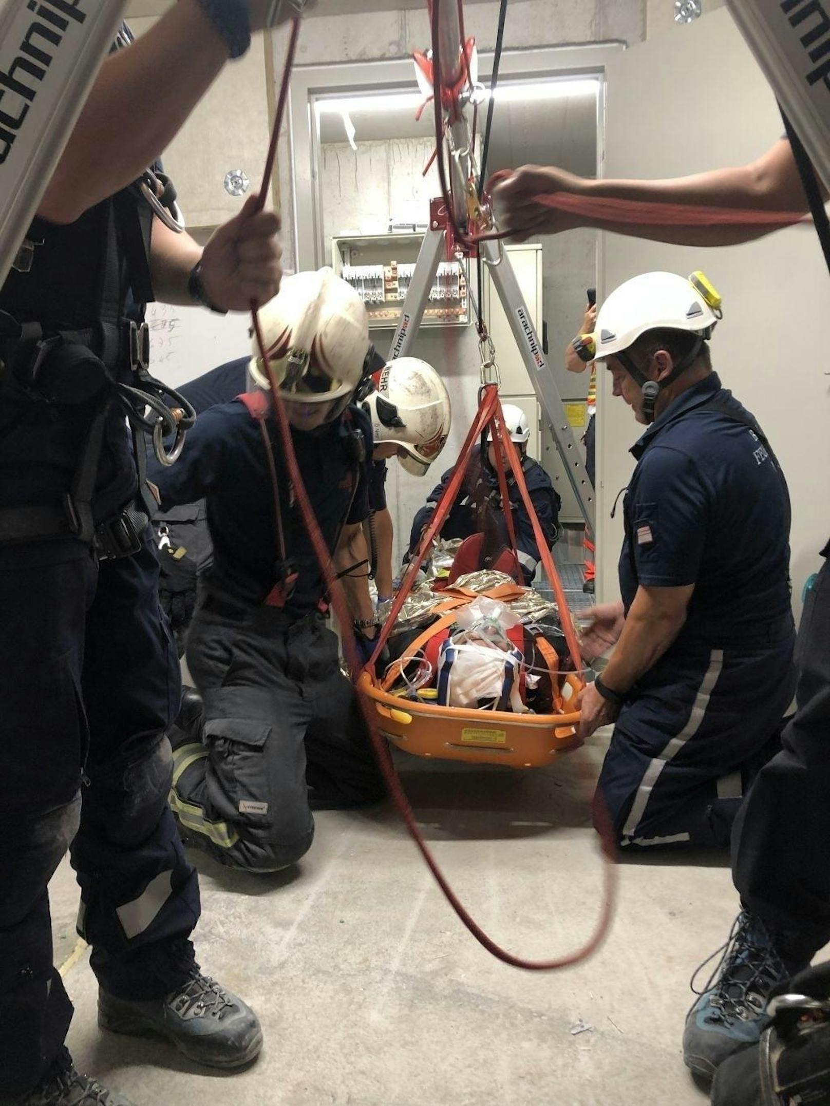 Ein 32-jähriger Arbeiter, der in einen Installationsschacht gefallen war, musste von der Feuerwehr geborgen werden. Im Anschluss daran wurde er mit Verdacht auf ein Schädel-Hirn-Trauma in ein Krankenhaus gebracht.