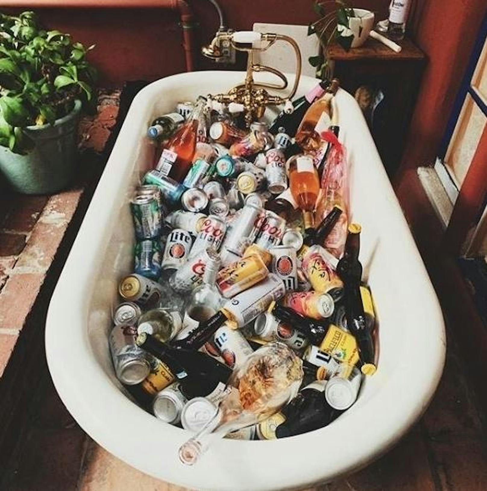 01.06.2019: Nur mit dem Wort "Weekend" betitelte Kate Hudson das Foto dieser gut mit diversen Alkoholika befüllten Badewanne. Scheint sehr feuchtfröhlich geworden zu sein.