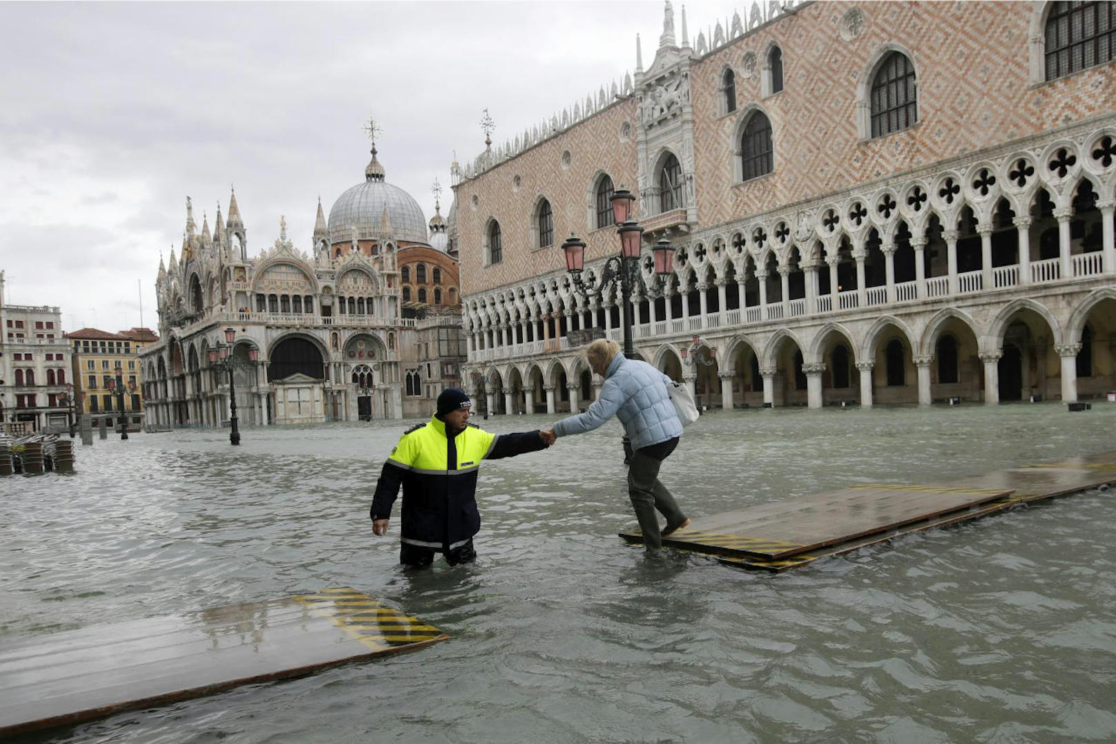 Venedig ist zum dritten Mal innerhalb einer Woche überflutet worden.