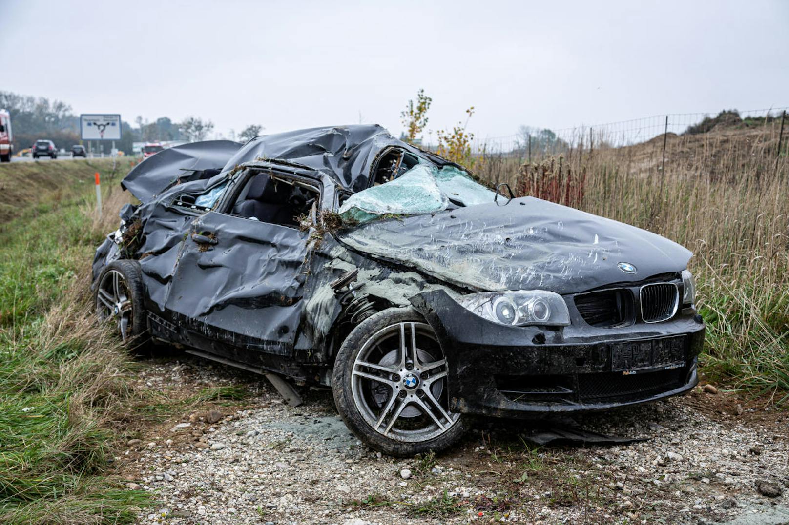 Der BMW der 22-Jährigen überschlug sich bei dem Unfall.