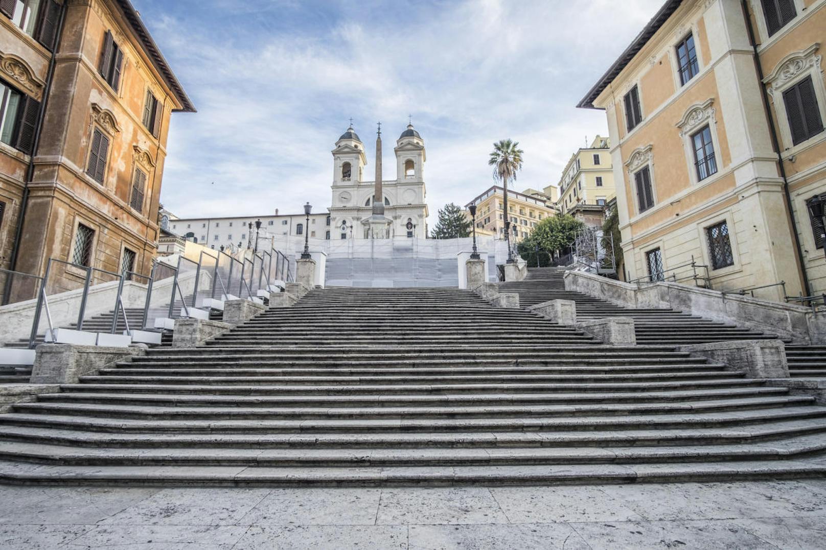 Bei Zuwiderhandlungen drohen Strafen von bis zu 400 Euro. Außerdem wurden weitere Verhaltensweisen in Rom verboten ... Einen Koffer oder Kinderwagen über die Spanische Treppe zu ziehen ist auch verboten.