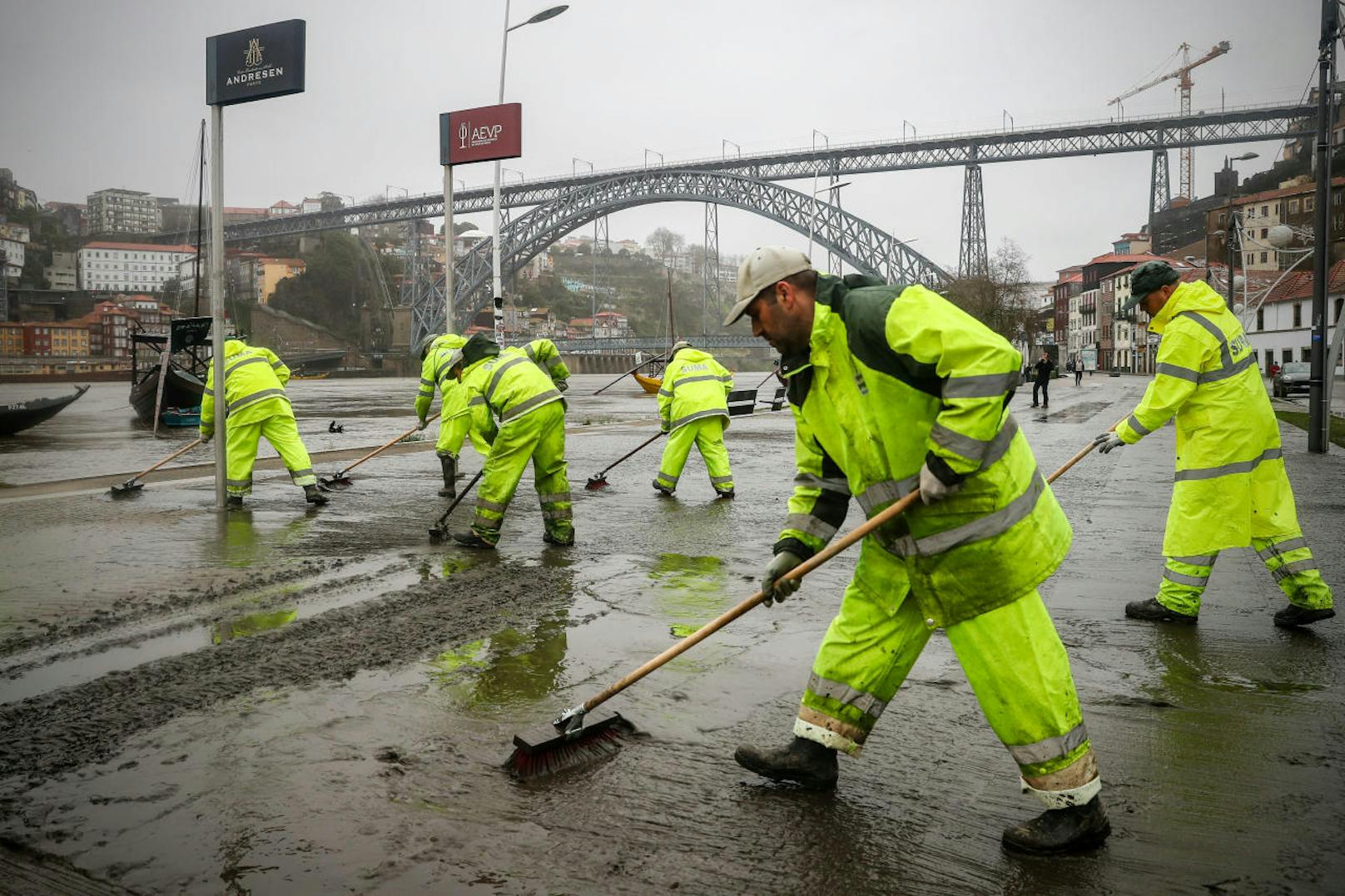 In Frankreich, Spanien und Portugal haben am Samstag erneut schwere Unwetter gewütet. In Spanien gab es nach Behördenangaben drei Tote, in Frankreich einen Vermissten.