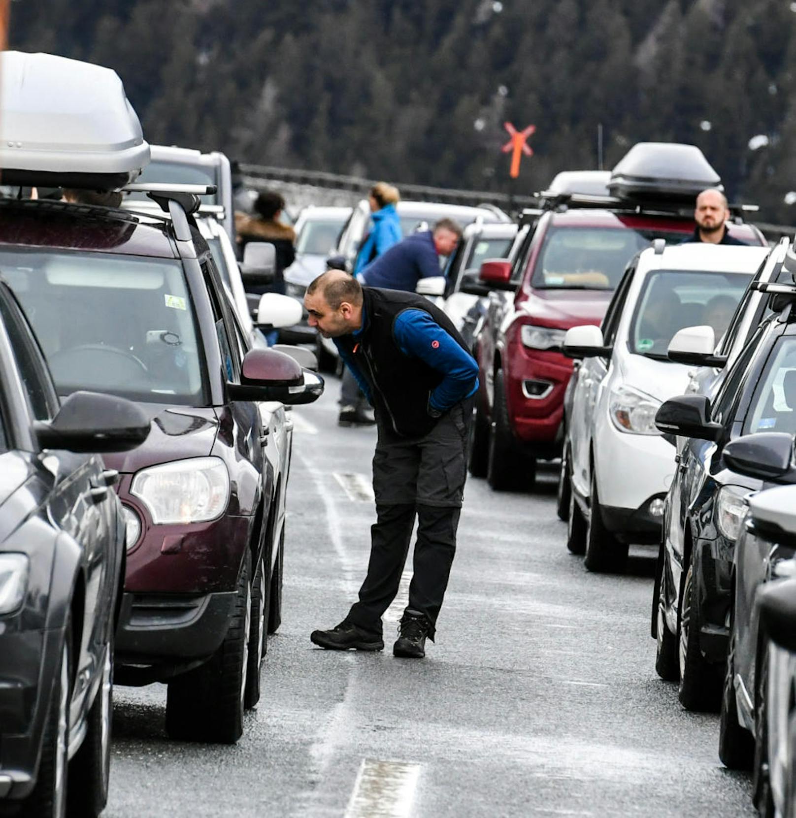 Am Samstagvormittag brach der Verkehr auf der Brennerautobahn vollkommen zusammen, die Autobahn musste komplett gesperrt werden.