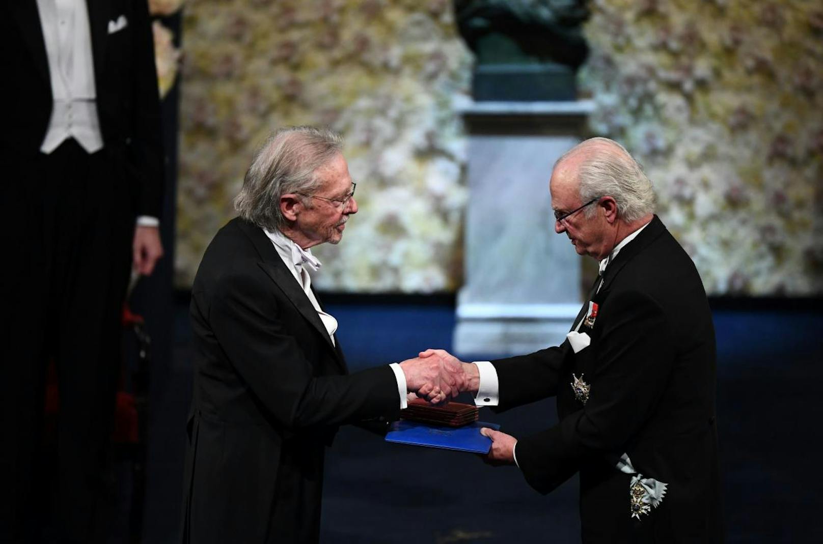 Ein Handschlag von König Carl XVI Gustaf zum Nobelpreis, der Urkunde und der Medaille (und natürlich einer saftigen Überweisung aufs Konto)