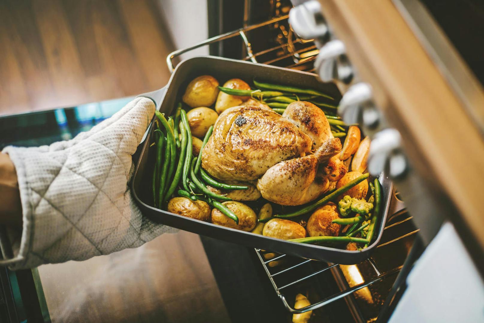 <b>Backofen:</b> Wenn du einen Backofen hast (und den auch nutzt), kann man darin fantastische Dinge kochen. Dafür brauchst du auf jeden Fall eine Auflaufform. 