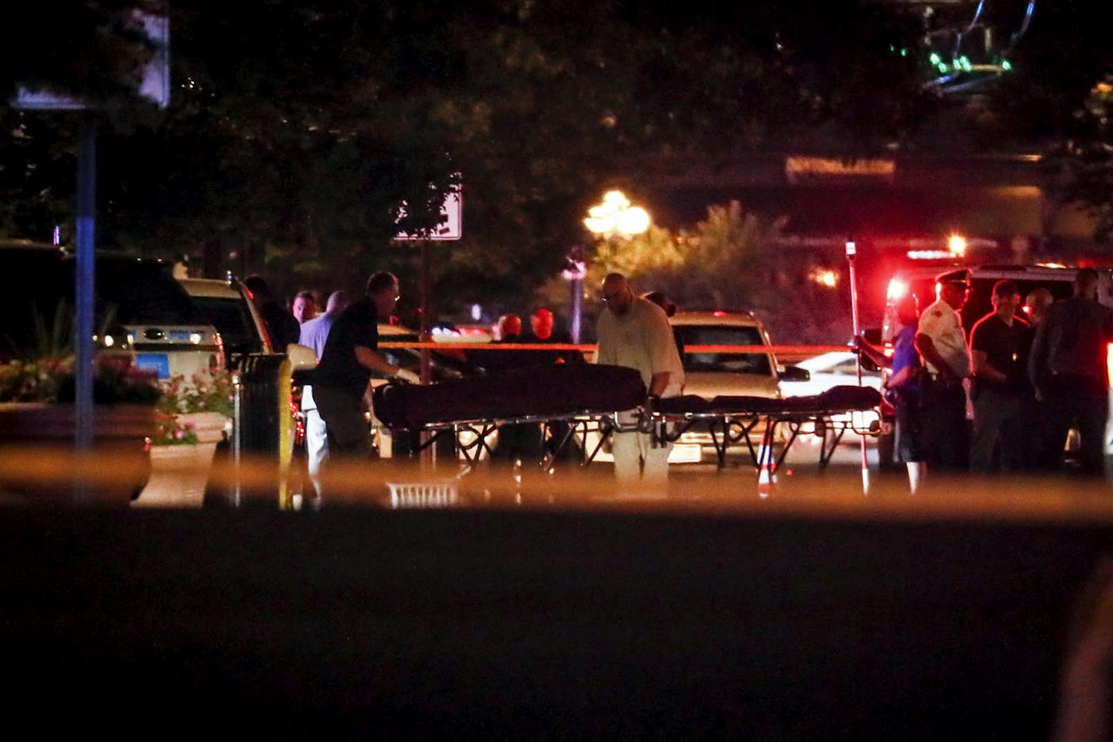 Nur wenige Stunden nach dem Amoklauf in El Paso wurden in Dayton neun Menschen getötet. Der Schütze eröffnete das Feuer vor einer örtlich bekannten Bar. Der Mann wurde von Polizisten erschossen.