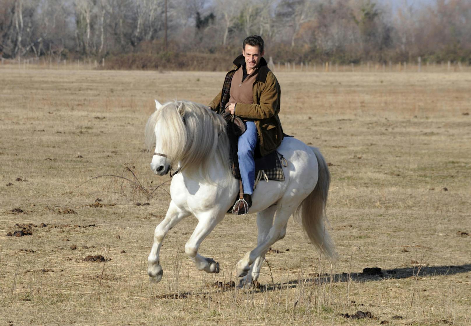 Auch der ehemalige französische Präsident Nicolas Sarkozy zeigte sich hoch zu Pferde. Mal etwas herbstlich gekleidet,...