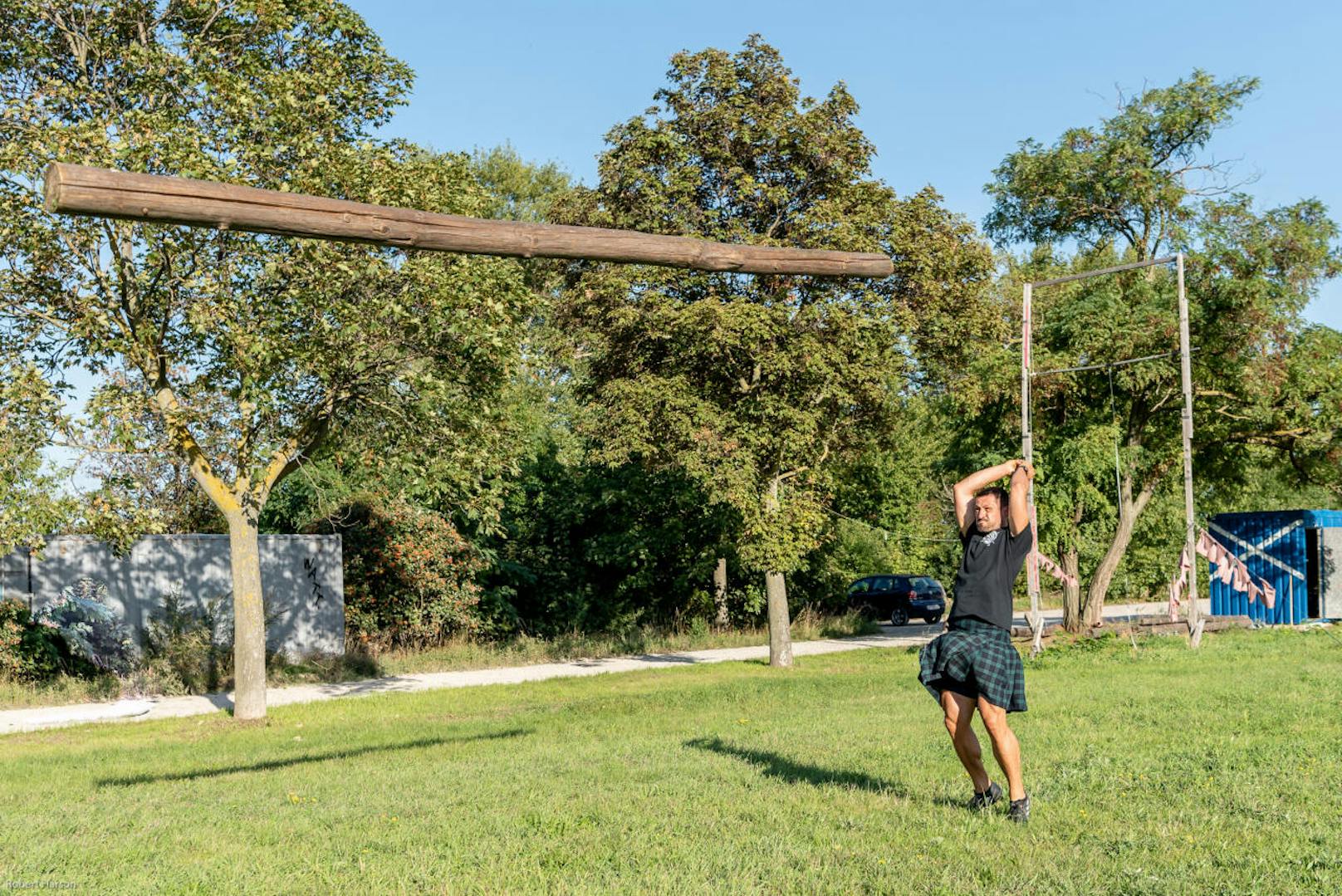 Die Königsdisziplin ist aber das Baumstammwerfen, das sogenannte "Caber tossing". Dabei müssen die Athleten einen rund fünf Meter langen Holzstamm durch die Luft wirbeln.