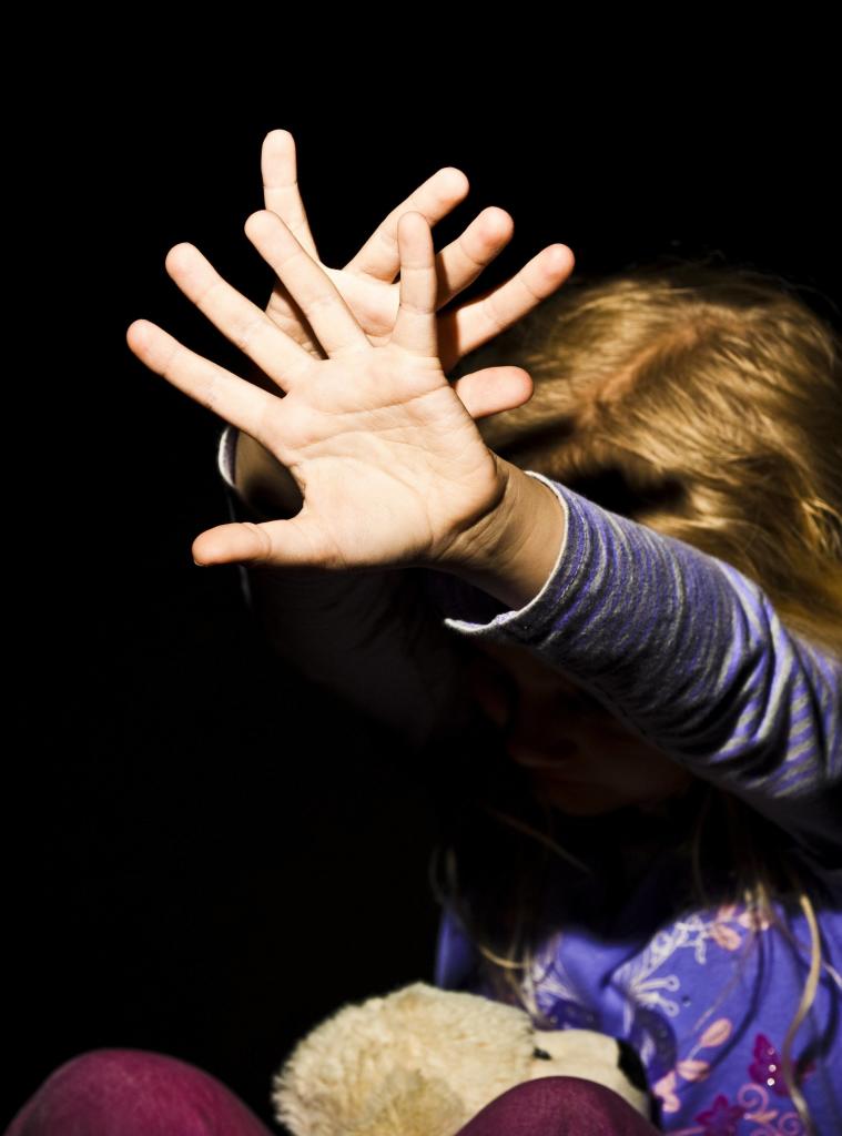 6 bis 11 Prozent aller Eltern wenden häufig oder sogar regelmäßig physische Gewalt an. Besonders betroffen von körperlicher Gewalt sind Kinder bis 6 Jahre.