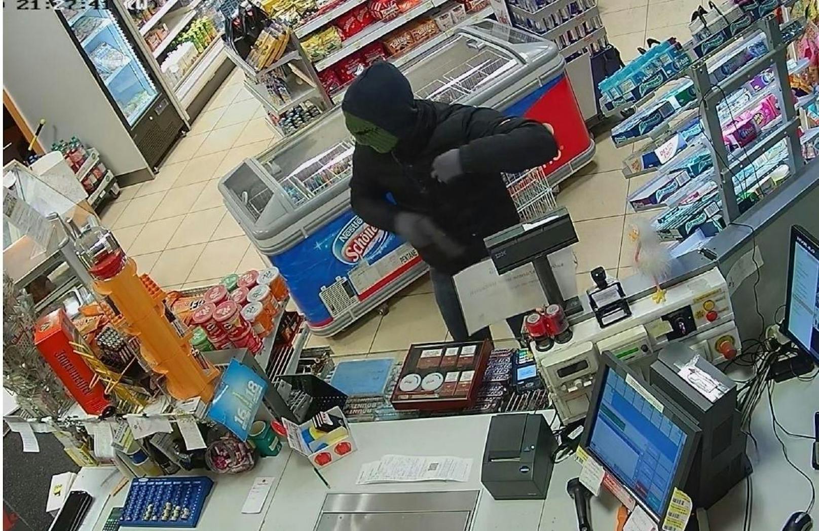 Der maskierte Täter war am Samstag gegen 21.30 Uhr mit einer Pistole in die Tankstelle gestürmt und hatte Geld von dem Mitarbeiter gefordert.
