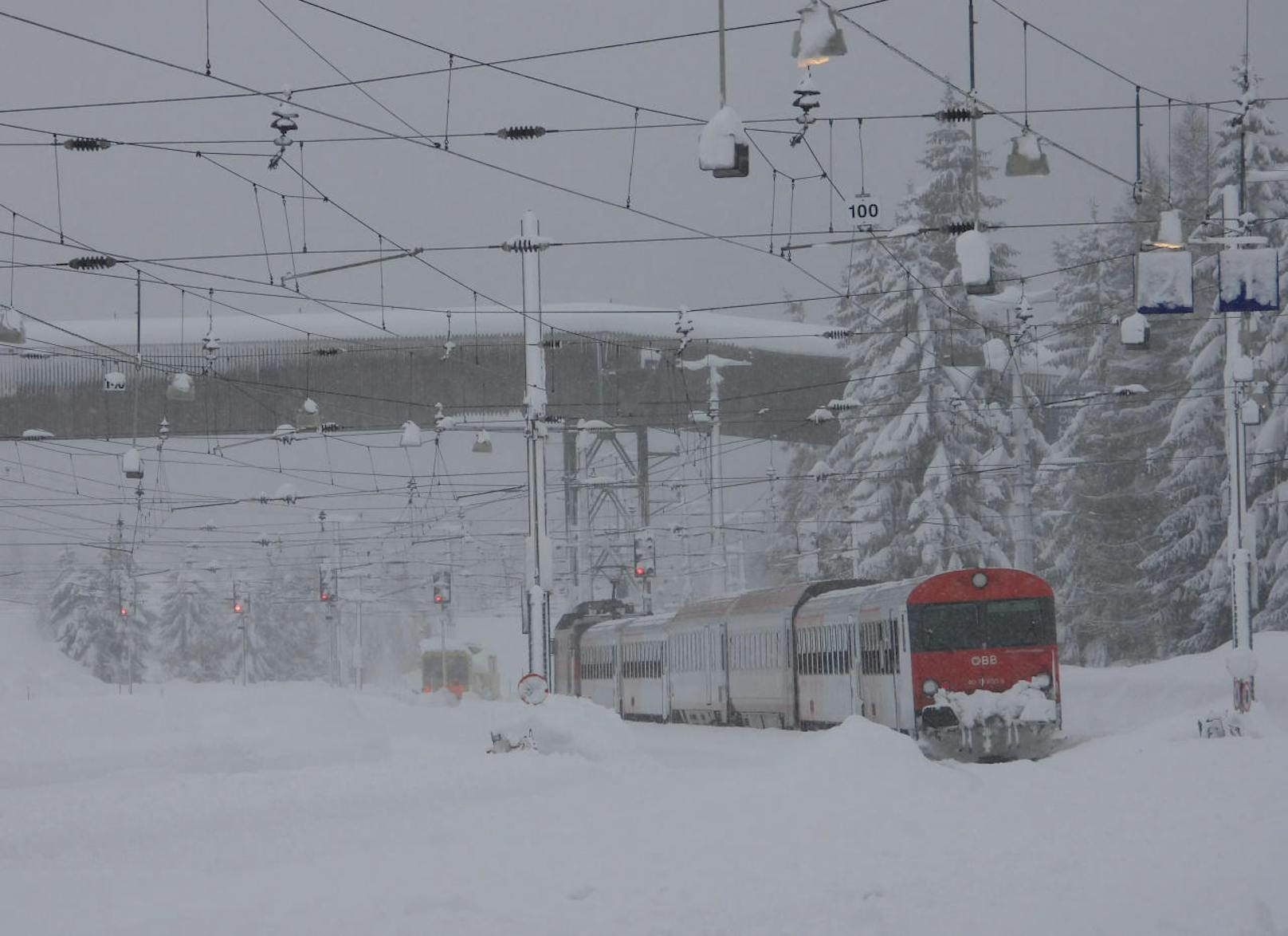 In Hochfilzen (Tirol) mussten sogar die Zugführer der ÖBB ihre Gleise suchen, die unter den Schneemassen verdeckt waren.
