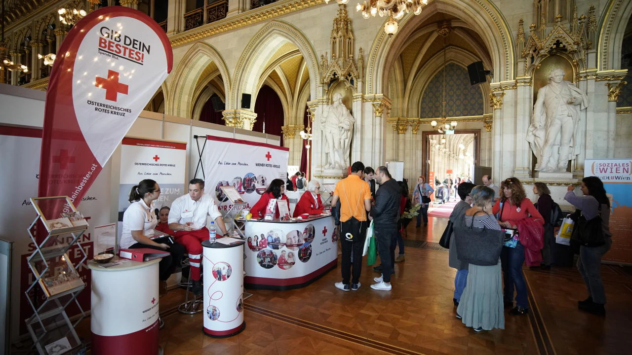 Bei der Freiwilligenmesse im Rathaus können sich Interessierte über ehrenamtliche Tätigkeiten informieren.