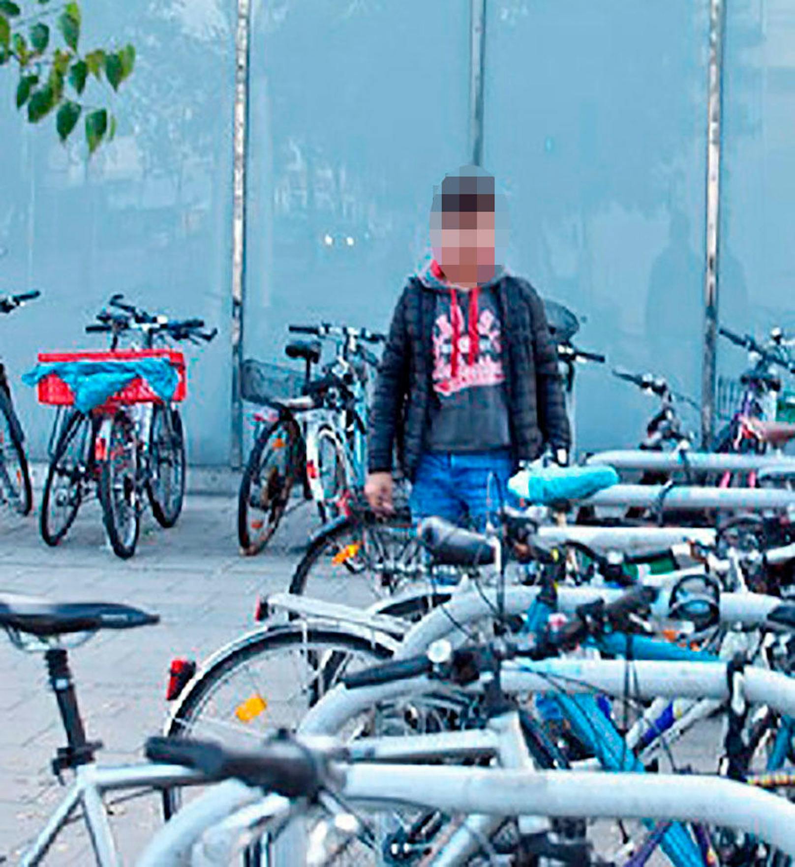 Der junge Mann auf den Fotos wird verdächtigt, am 3. Oktober 2018 in Wien-Donaustadt Fahrräder gestohlen zu haben.