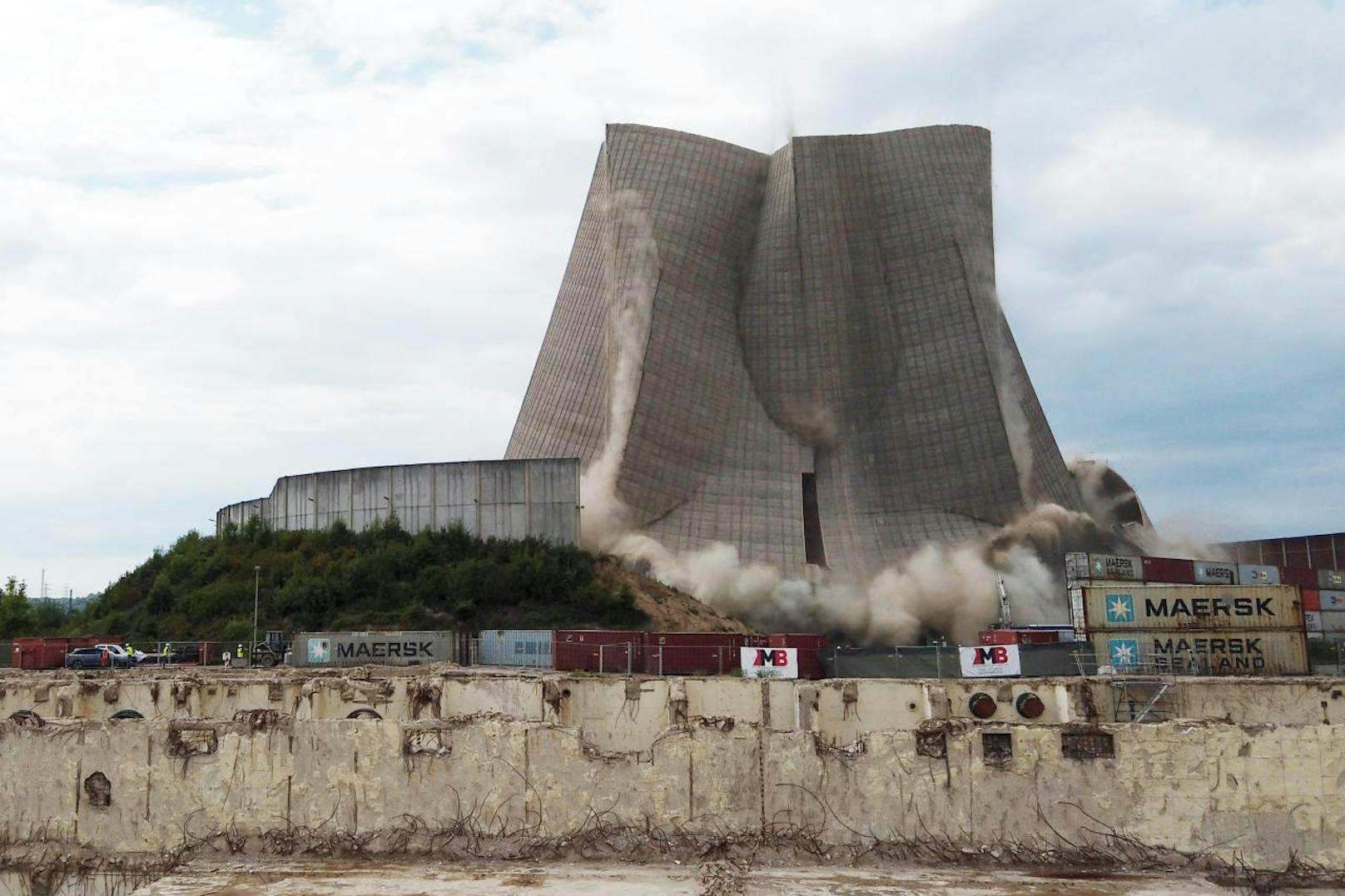 Der Kühlturms des Kernkraftwerks Mülheim-Kärlich stürzt kontrolliert zusammen, nachdem Bagger nacheinander die Stützen entfernt hatten.