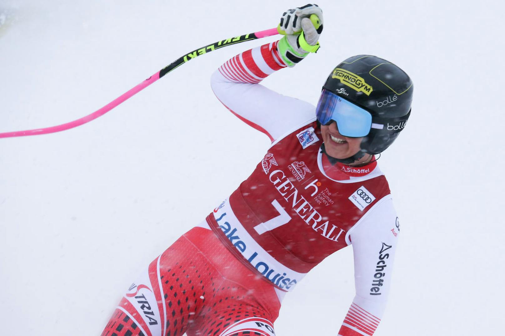 Stephanie Venier freut sich im Rennen über den dritten Platz in Lake Louise. Der Sieg ging sensationell an die Tschechin Ester Ledecka. Sie fing mit der Nummer 26 noch die vermeintliche Siegerin Corinne Suter (Schweiz) ab.

Ledecka ist Olympiasiegerin im Ski- und Snowboard-Sport. Das macht sie zur absoluten Ausnahmeathletin.