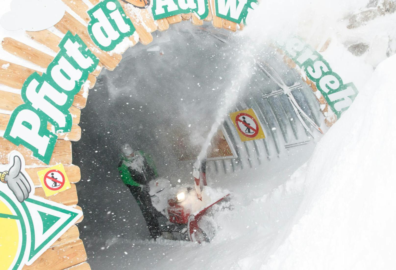 Ein Mann mit einer Schneefräse in einem Tunnel auf der Planai, aufgenommen am Samstag 5. Jänner 2019 auf der Planai in Schladming, Steiermark.