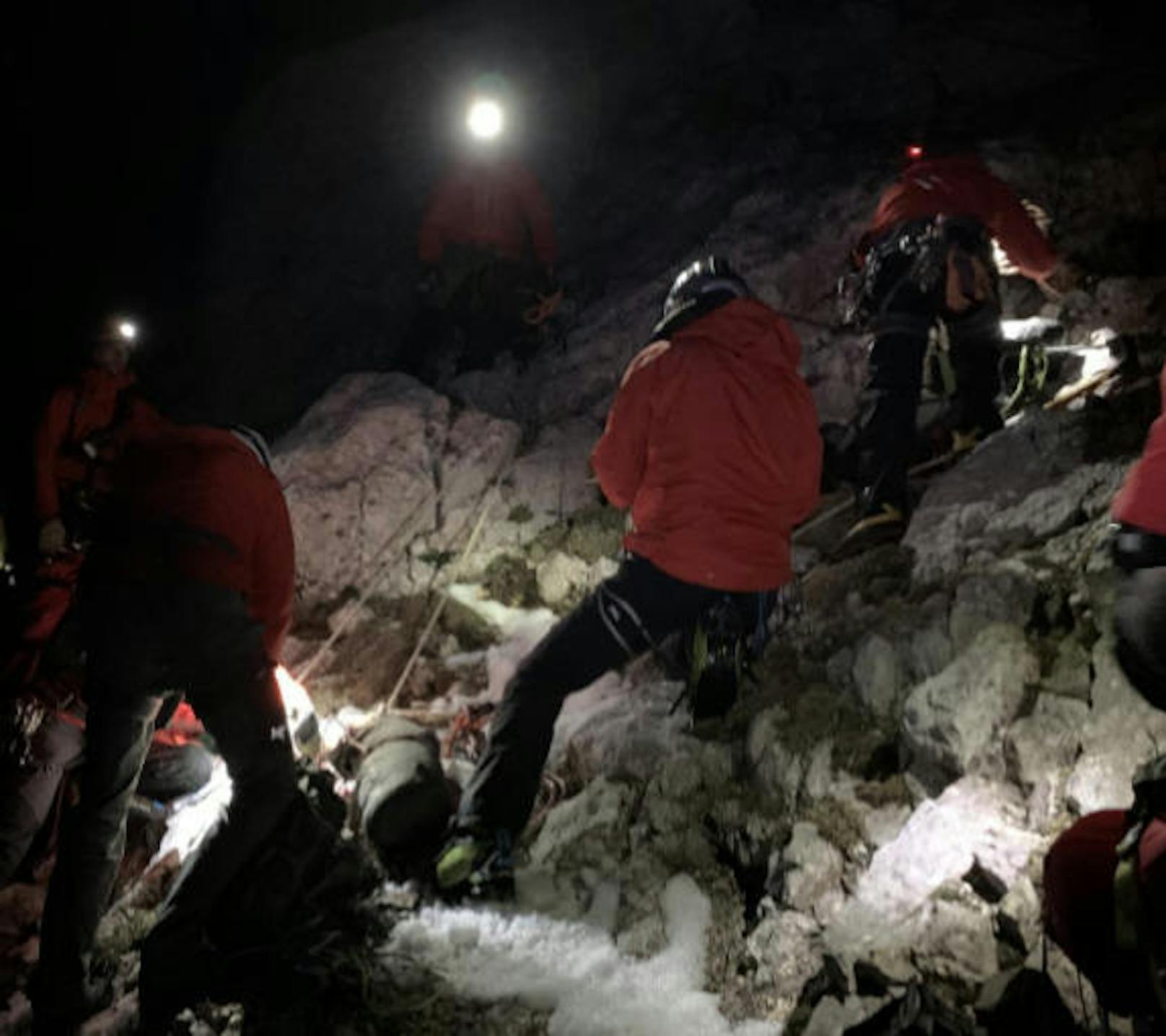 Die Retter kamen am späten Abend bei den beiden Bergsteigern an. 