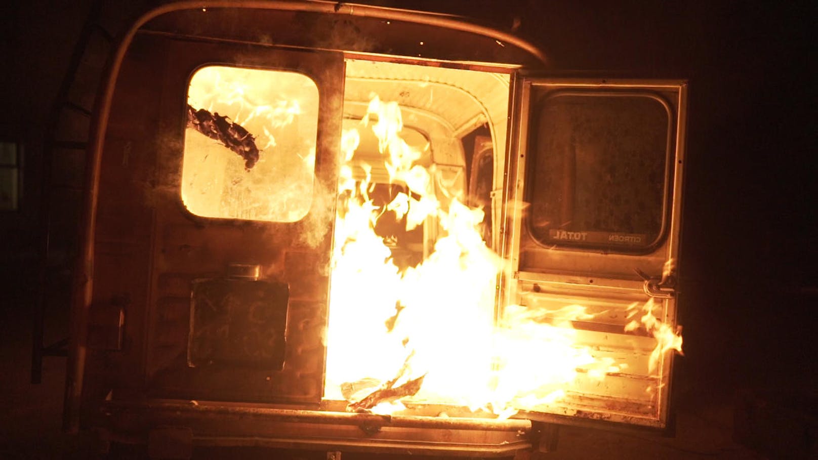 Ein abgebranntes Auto beim Haupteingang, ein verkohltes Klavier im Innenhof - das riecht nach einem Pyromanen! Aber einem mit Kunstsinn.