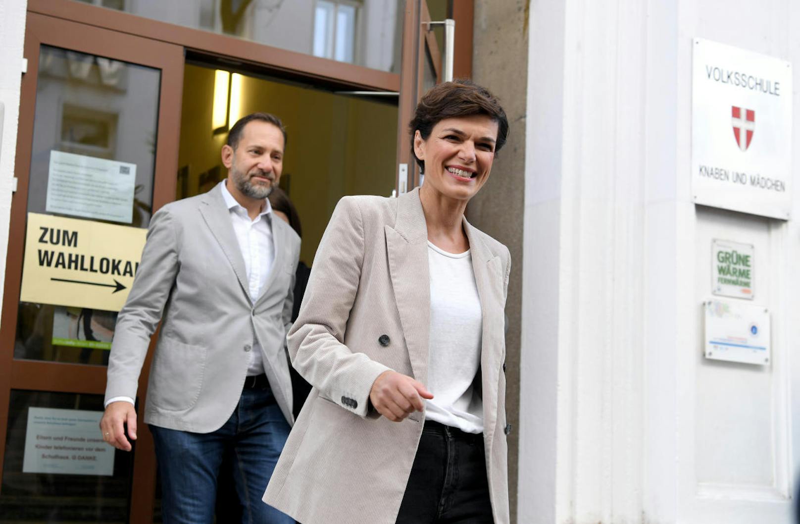 Die SPÖ-Chefin kam mit ihrem Ehemann Michael Rendi.