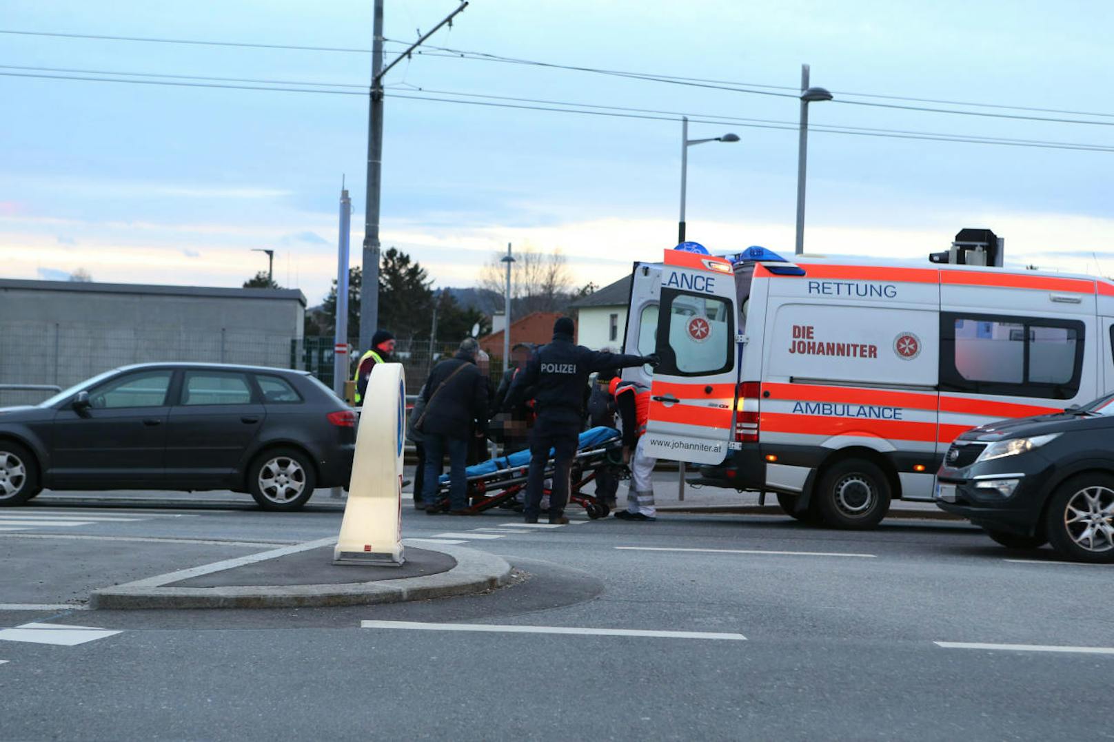 Tragischer Unfall in Wien-Floridsdorf: Ein 12-jähriger Bub wurde von einer Straßenbahn erfasst. 
