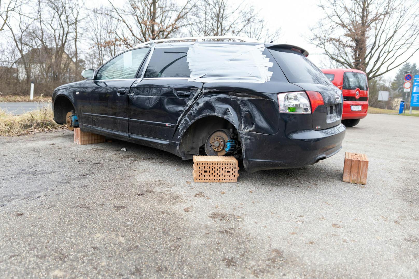 Seit Monaten stand dieser demolierte Audi auf einem Parkplatz beim Linzer Wasserwald.