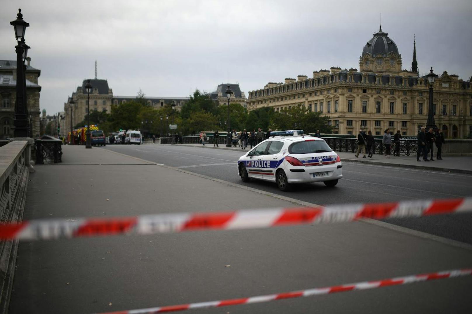 Auf einer Polizeistation in Paris hat ein Mann am Donnerstag mehrere Polizisten angegriffen.