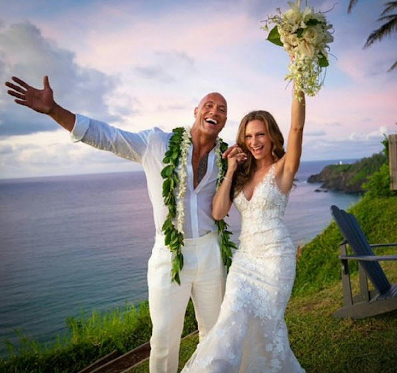 19.08.2019: Überraschung! Dwayne Johnson und Lauren Hashian haben auf Hawaii geheiratet - und der Öffentlichkeit vorher nichts von der Hochzeit erzählt.