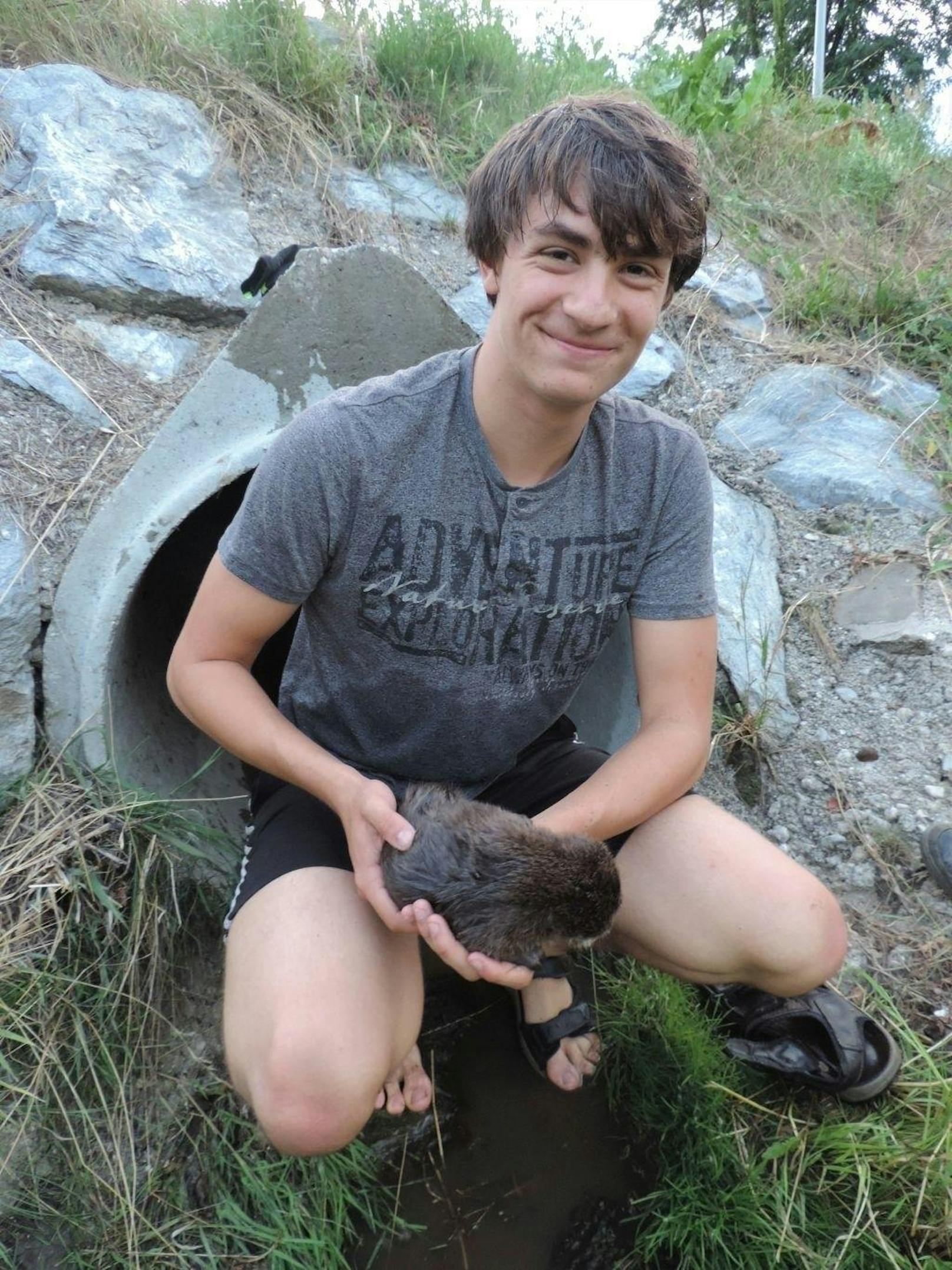 Simon kroch in das Entwässerungsrohr und fand nach etwa 80 bis 100 Metern auch das zweite lebende Junge.